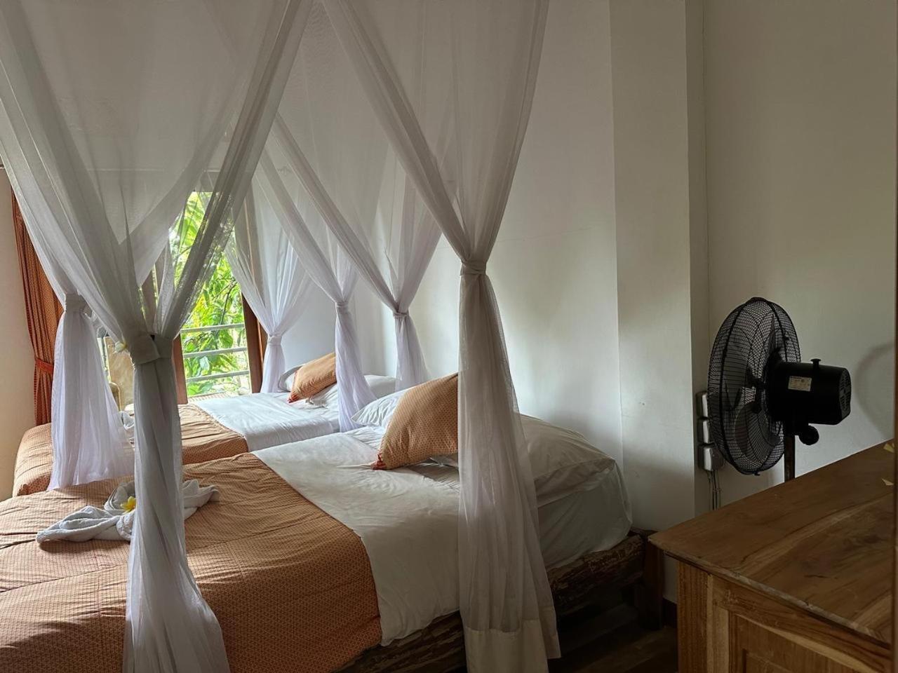 Omunity Bali Hotel Singaraja Buitenkant foto