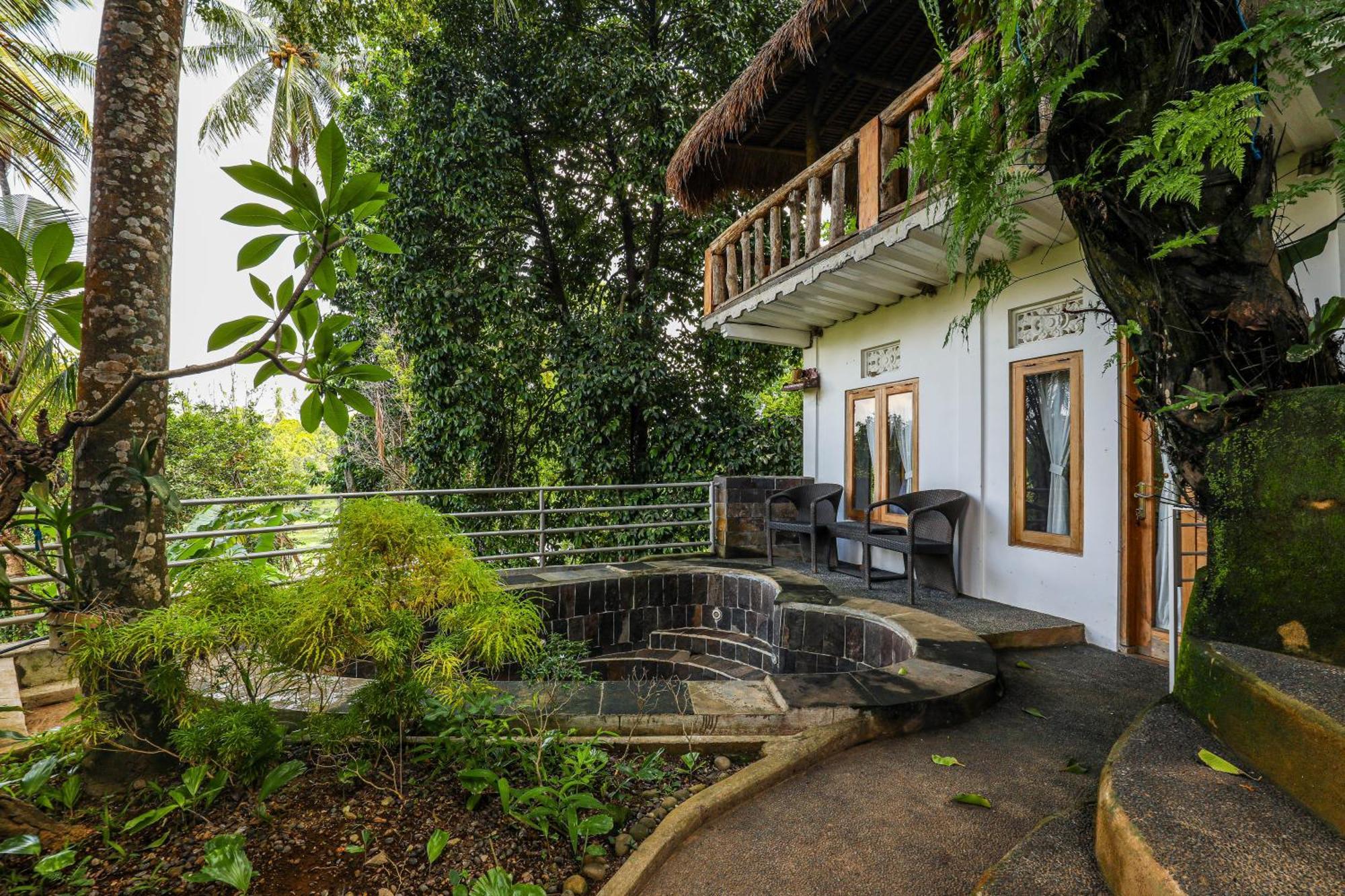 Omunity Bali Hotel Singaraja Buitenkant foto