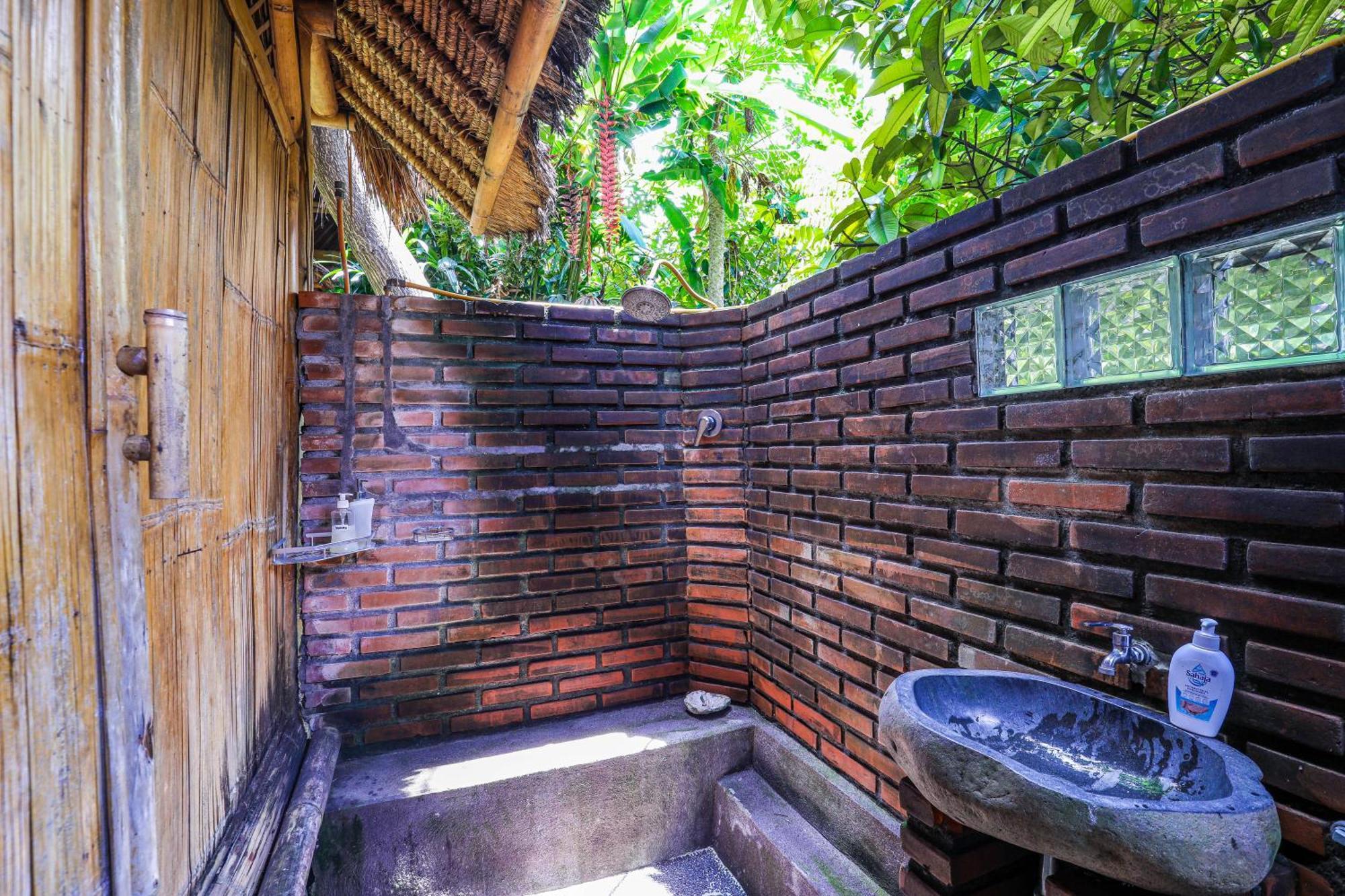 Omunity Bali Hotel Singaraja Buitenkant foto