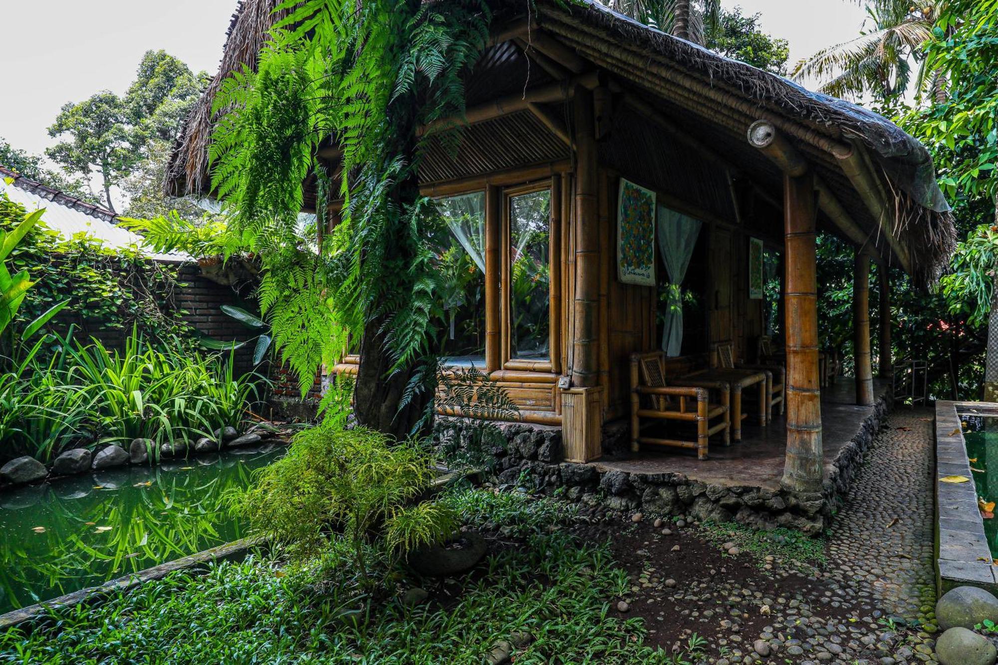 Omunity Bali Hotel Singaraja Buitenkant foto