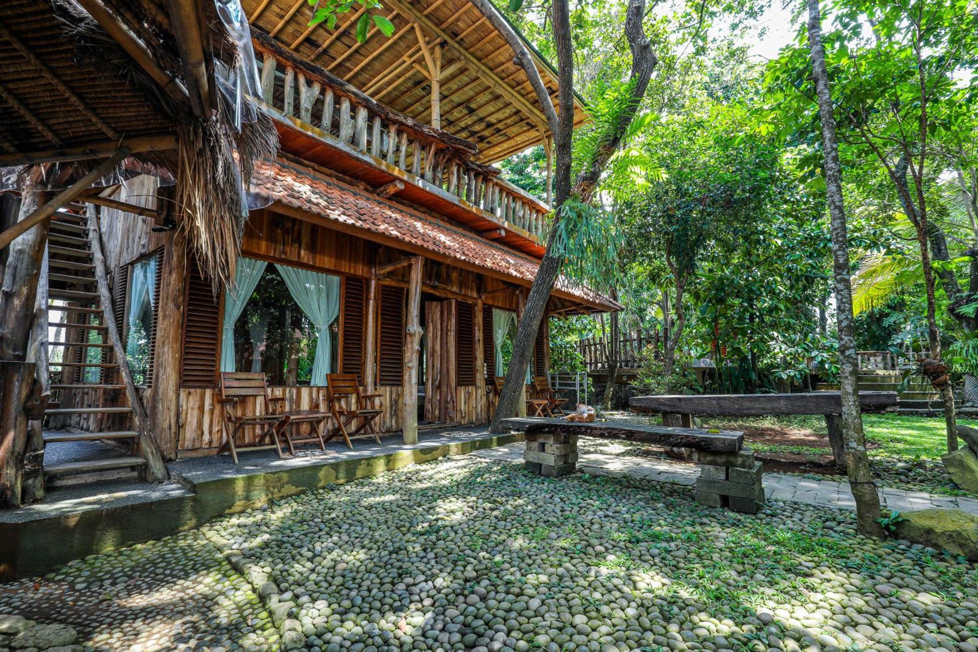 Omunity Bali Hotel Singaraja Buitenkant foto